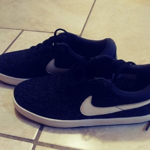 Boys Nike size 1